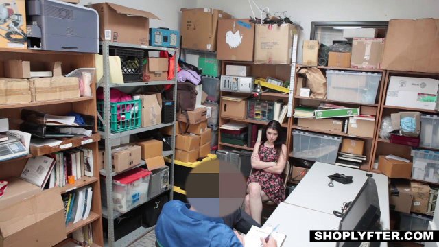 Девушка в магазине отрабатывает кражу сексом в позе раком
